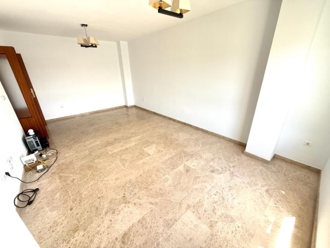 Excelente piso de 4 dormitorios y 2 baños con cochera y trastero junto Vial y Renfe