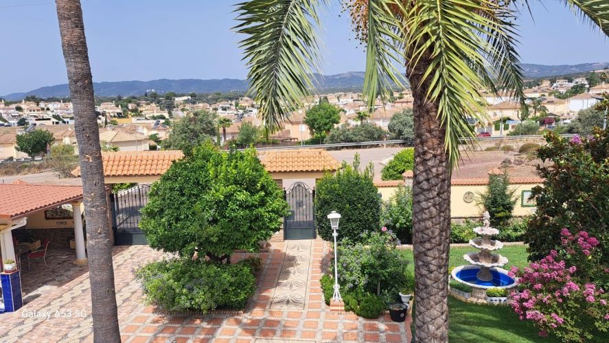 MAGNIFICO CHALET DE DOS VIVIENDAS EN LA COLINA