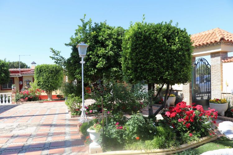 MAGNIFICO CHALET DE DOS VIVIENDAS EN LA COLINA