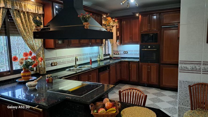 MAGNIFICO CHALET DE DOS VIVIENDAS EN LA COLINA