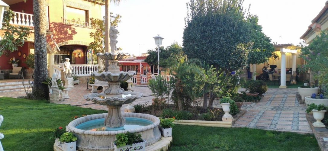 MAGNIFICO CHALET DE DOS VIVIENDAS EN LA COLINA