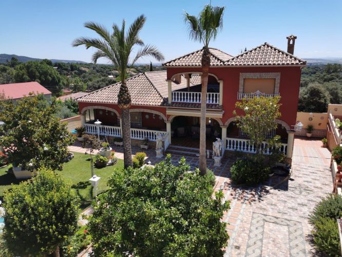 MAGNIFICO CHALET DE DOS VIVIENDAS EN LA COLINA