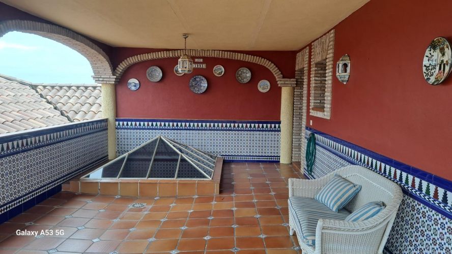 MAGNIFICO CHALET DE DOS VIVIENDAS EN LA COLINA