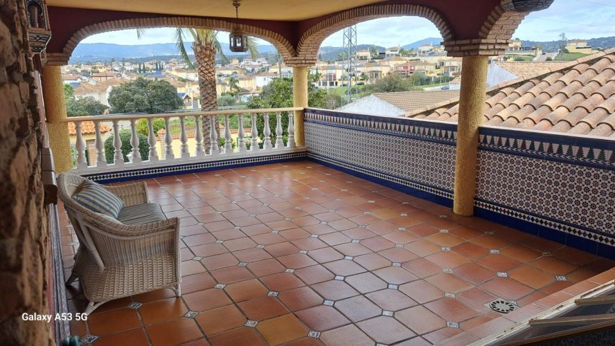 MAGNIFICO CHALET DE DOS VIVIENDAS EN LA COLINA