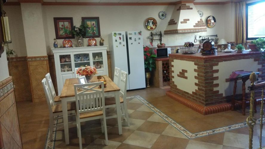 MAGNIFICO CHALET DE DOS VIVIENDAS EN LA COLINA