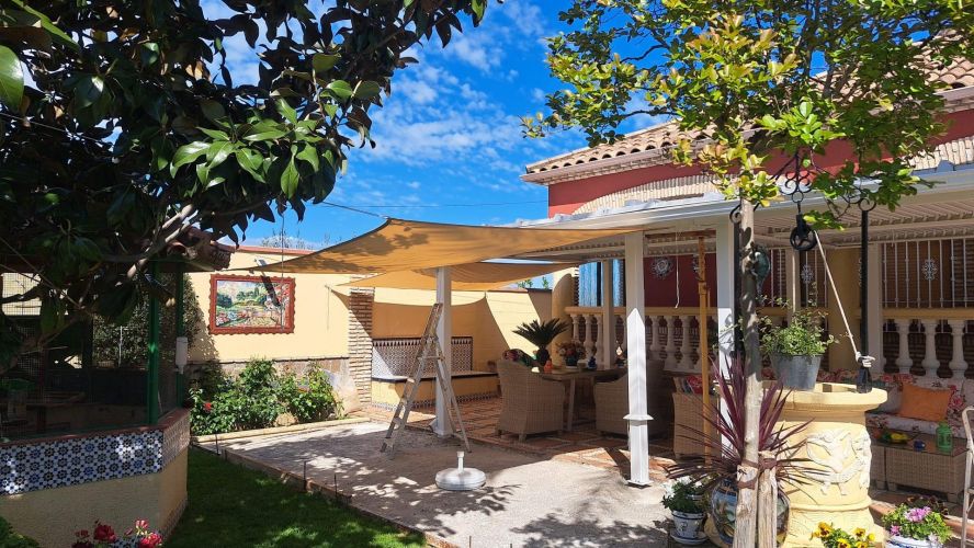 MAGNIFICO CHALET DE DOS VIVIENDAS EN LA COLINA