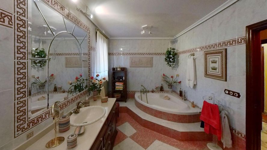 MAGNIFICO CHALET DE DOS VIVIENDAS EN LA COLINA