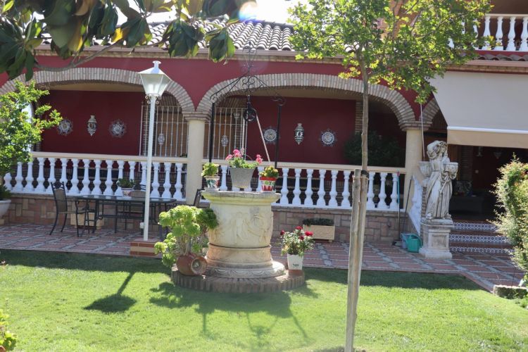 MAGNIFICO CHALET DE DOS VIVIENDAS EN LA COLINA