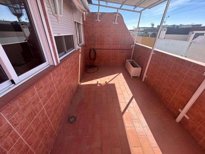 CASA ADOSADA DE 170 M2 CONSTRUIDOS CON PISCINA Y PLACAS SOLARES