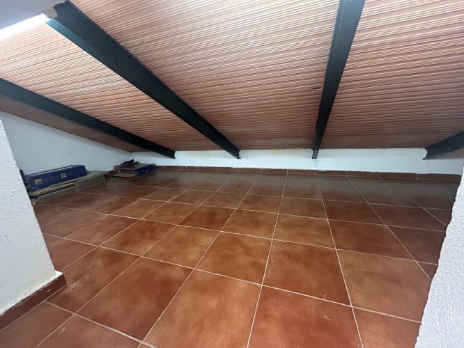 CASA ADOSADA DE 170 M2 CONSTRUIDOS CON PISCINA Y PLACAS SOLARES