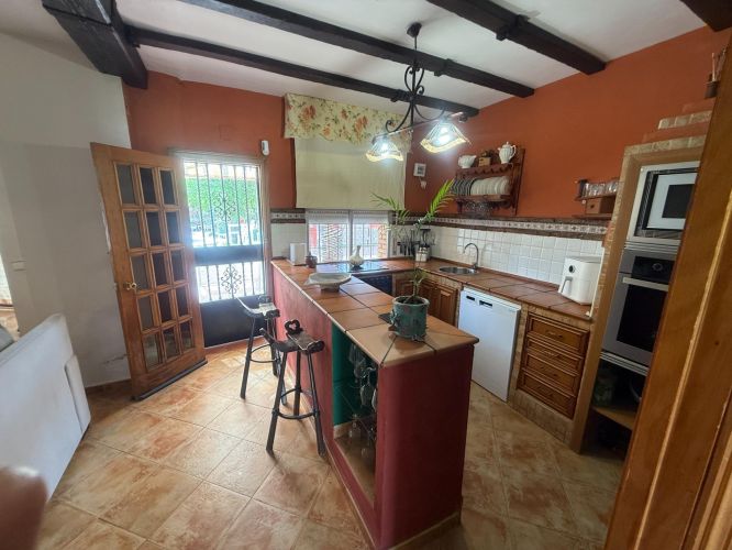 CHALET CON MÁS DE  300m² CONSTRUIDOS EN UNA PARCELA DE 4500m²