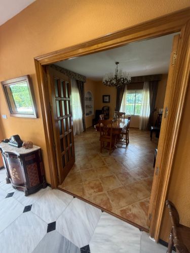 CHALET CON MÁS DE  300m² CONSTRUIDOS EN UNA PARCELA DE 4500m²