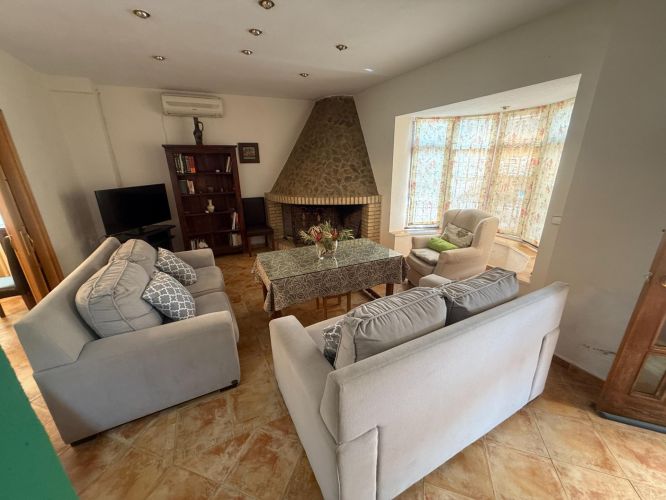 CHALET CON MÁS DE  300m² CONSTRUIDOS EN UNA PARCELA DE 4500m²