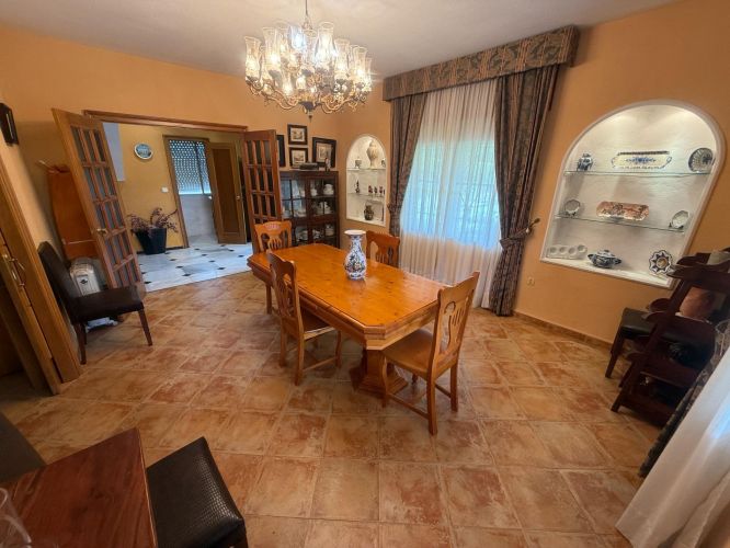 CHALET CON MÁS DE  300m² CONSTRUIDOS EN UNA PARCELA DE 4500m²