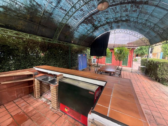 CHALET CON MÁS DE  300m² CONSTRUIDOS EN UNA PARCELA DE 4500m²