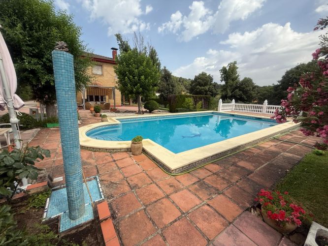 CHALET CON MÁS DE  300m² CONSTRUIDOS EN UNA PARCELA DE 4500m²