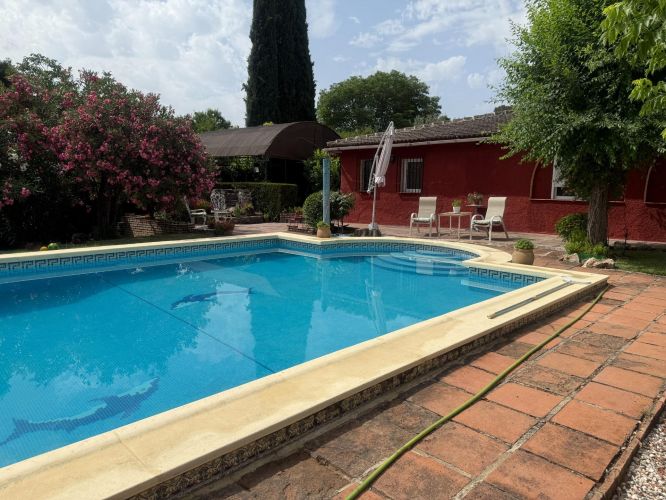 CHALET CON MÁS DE  300m² CONSTRUIDOS EN UNA PARCELA DE 4500m²