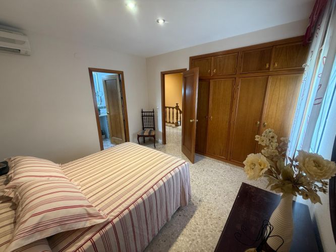 CHALET CON MÁS DE  300m² CONSTRUIDOS EN UNA PARCELA DE 4500m²