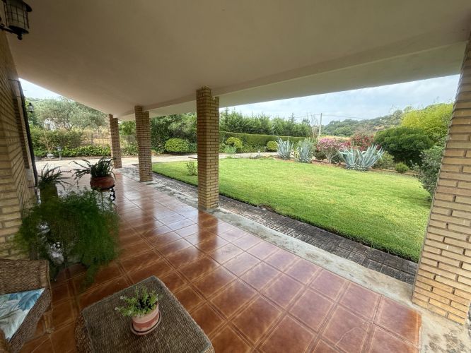 CHALET CON MÁS DE  300m² CONSTRUIDOS EN UNA PARCELA DE 4500m²