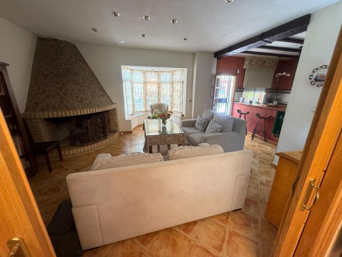 CHALET CON MÁS DE  300m² CONSTRUIDOS EN UNA PARCELA DE 4500m²