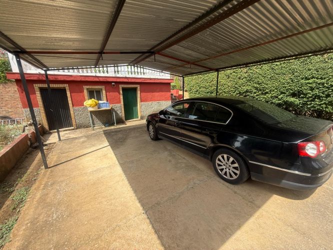 CHALET CON MÁS DE  300m² CONSTRUIDOS EN UNA PARCELA DE 4500m²