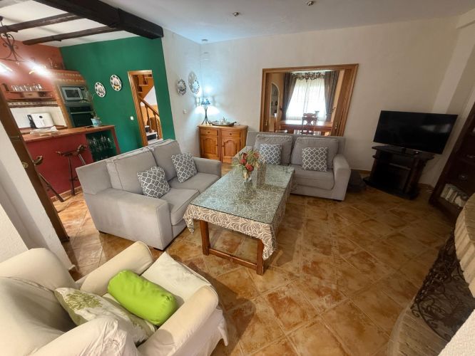 CHALET CON MÁS DE  300m² CONSTRUIDOS EN UNA PARCELA DE 4500m²