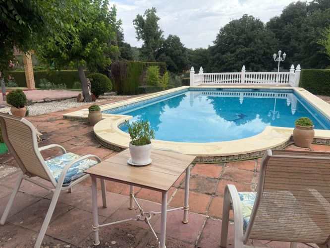 CHALET CON MÁS DE  300m² CONSTRUIDOS EN UNA PARCELA DE 4500m²