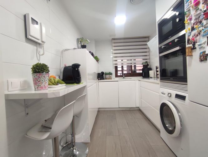 ESTUPENDA VIVIENDA EN NUEVO ZOCO, CON MAGNÍFICO Y GRAN PATIO (PORCHE), PISCINA, COCHERA, TRASTERO!!!!