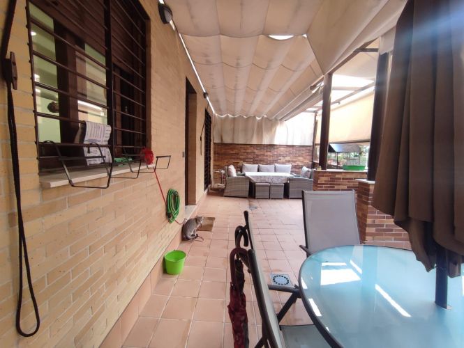 ESTUPENDA VIVIENDA EN NUEVO ZOCO, CON MAGNÍFICO Y GRAN PATIO (PORCHE), PISCINA, COCHERA, TRASTERO!!!!
