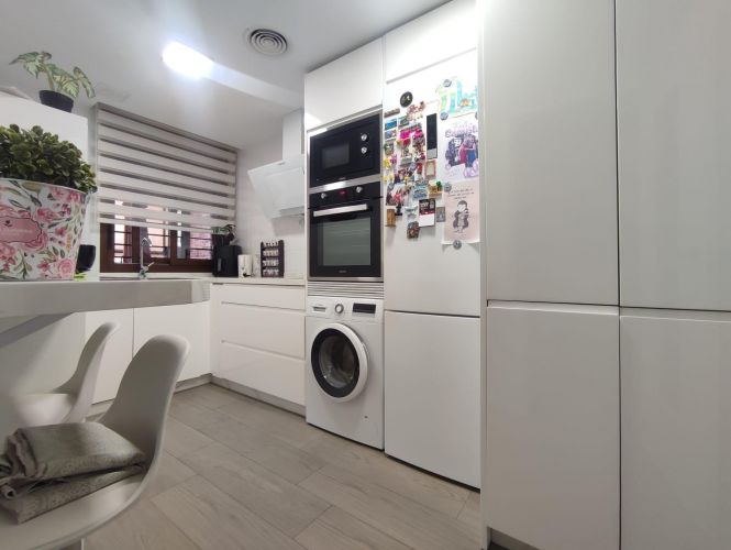 ESTUPENDA VIVIENDA EN NUEVO ZOCO, CON MAGNÍFICO Y GRAN PATIO (PORCHE), PISCINA, COCHERA, TRASTERO!!!!