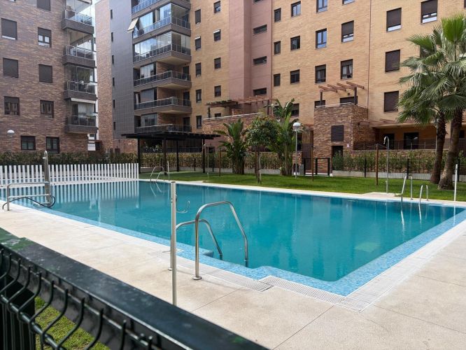 ESTUPENDA VIVIENDA EN NUEVO ZOCO, CON MAGNÍFICO Y GRAN PATIO (PORCHE), PISCINA, COCHERA, TRASTERO!!!!