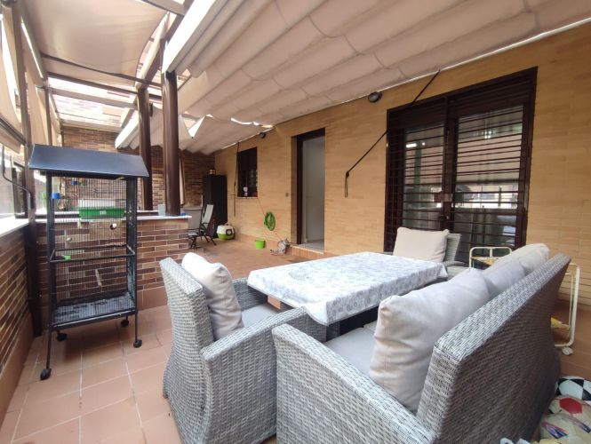 ESTUPENDA VIVIENDA EN NUEVO ZOCO, CON MAGNÍFICO Y GRAN PATIO (PORCHE), PISCINA, COCHERA, TRASTERO!!!!