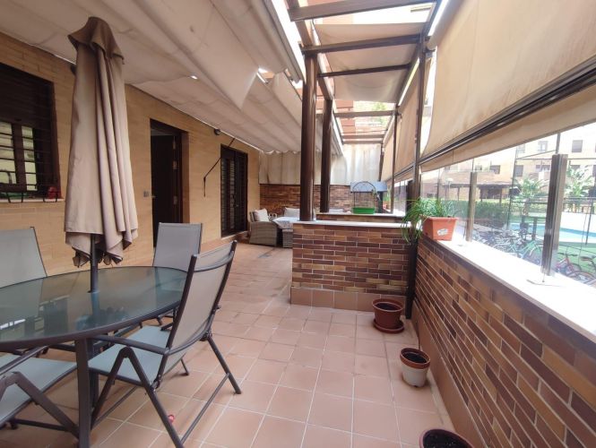 ESTUPENDA VIVIENDA EN NUEVO ZOCO, CON MAGNÍFICO Y GRAN PATIO (PORCHE), PISCINA, COCHERA, TRASTERO!!!!