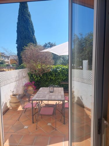 CASA ADOSADA EN EL PATRIARCA