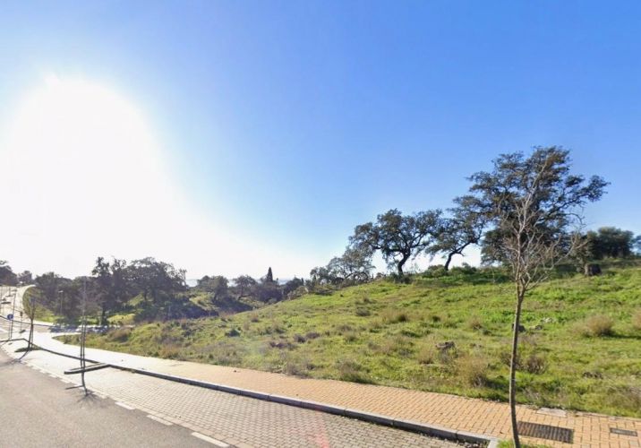 Terreno junto a colegio alauda