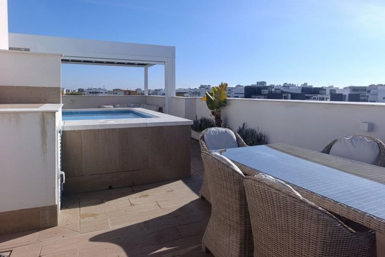 Espectacular ático dúplex de Córdoba. Prácticamente a estrenar y con una terraza solarium de 70 m2 con piscina privada