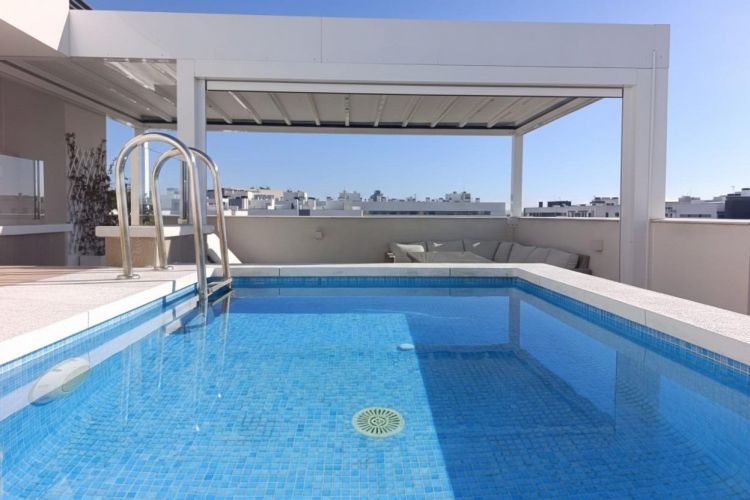 Espectacular ático dúplex de Córdoba. Prácticamente a estrenar y con una terraza solarium de 70 m2 con piscina privada