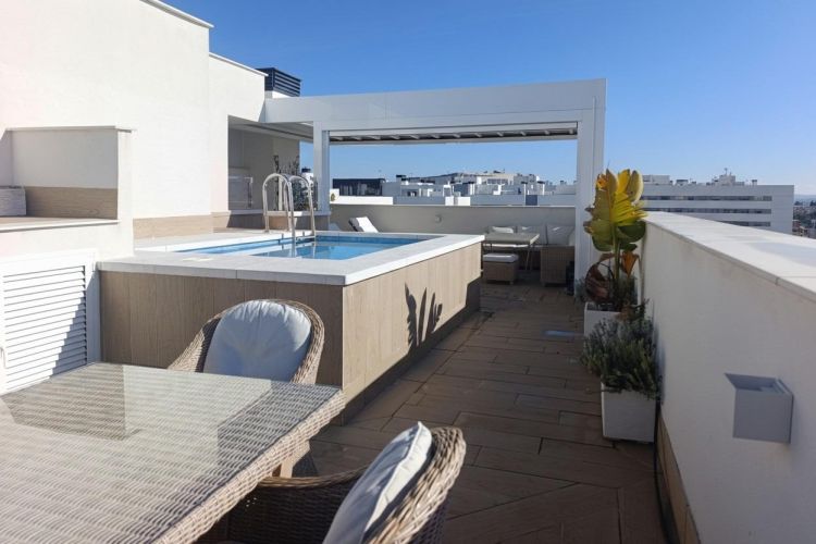 Espectacular ático dúplex de Córdoba. Prácticamente a estrenar y con una terraza solarium de 70 m2 con piscina privada