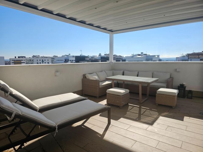 Espectacular ático dúplex de Córdoba. Prácticamente a estrenar y con una terraza solarium de 70 m2 con piscina privada