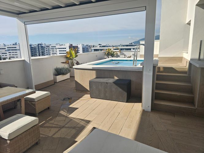 Espectacular ático dúplex de Córdoba. Prácticamente a estrenar y con una terraza solarium de 70 m2 con piscina privada
