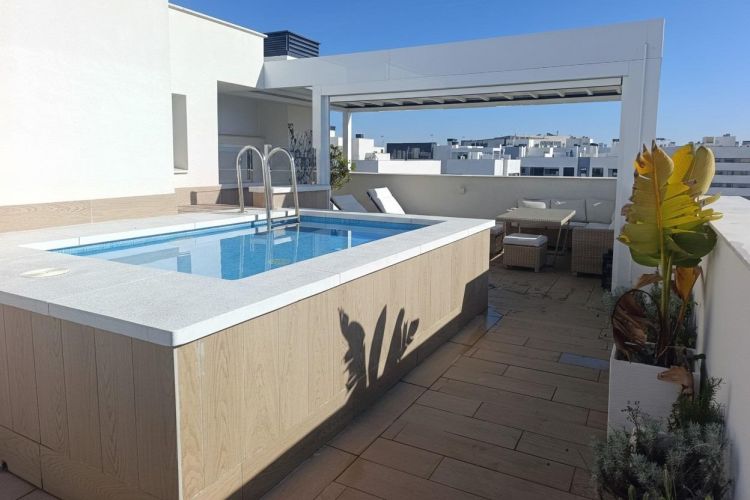 Espectacular ático dúplex de Córdoba. Prácticamente a estrenar y con una terraza solarium de 70 m2 con piscina privada