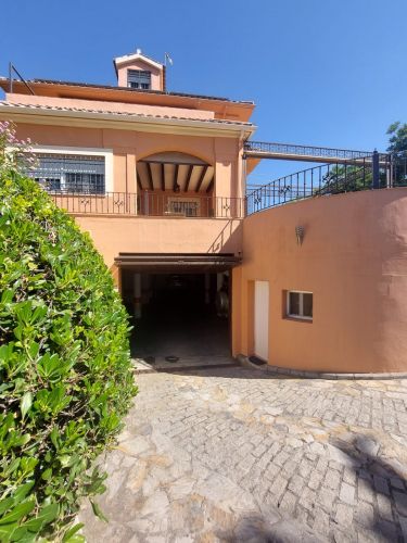 EXCLUSIVO CHALET PRÓXIMO A COLEGIO LA SALLE