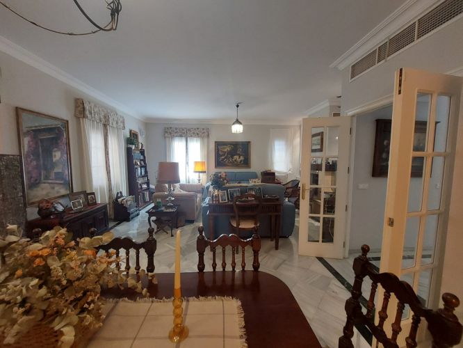 EXCLUSIVO CHALET PRÓXIMO A COLEGIO LA SALLE