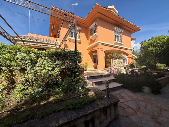EXCLUSIVO CHALET PRÓXIMO A COLEGIO LA SALLE