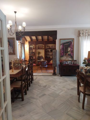 EXCLUSIVO CHALET PRÓXIMO A COLEGIO LA SALLE