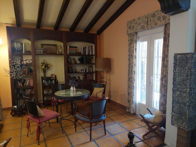 EXCLUSIVO CHALET PRÓXIMO A COLEGIO LA SALLE