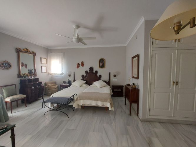 EXCLUSIVO CHALET PRÓXIMO A COLEGIO LA SALLE