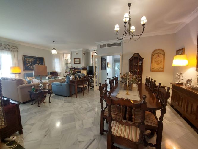 EXCLUSIVO CHALET PRÓXIMO A COLEGIO LA SALLE