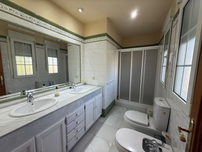 Exclusivo y Lujoso Chalet Independiente en el Brillante!