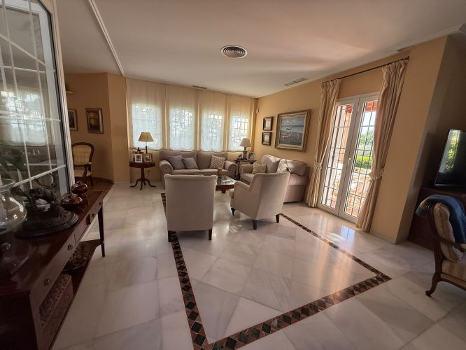 Exclusivo y Lujoso Chalet Independiente en el Brillante!